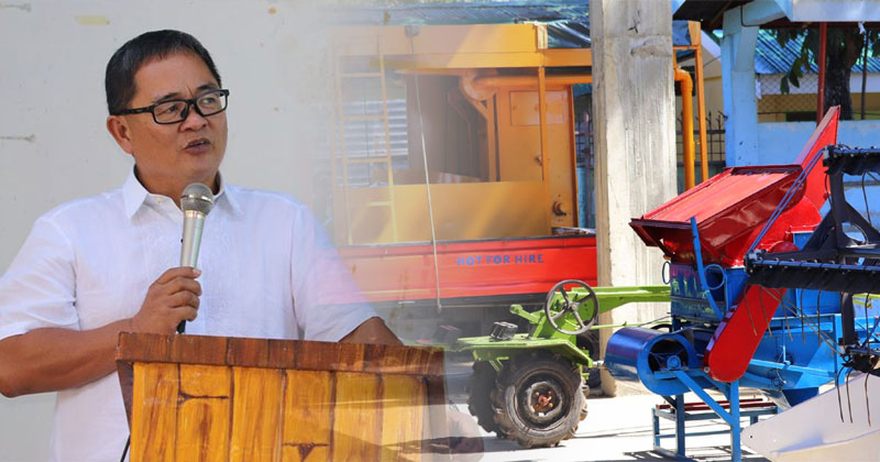 Guimaras turns over farm equipment to farmers.