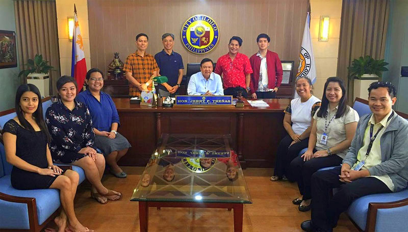 Some members of Iloilo Bloggers Society with Mayor Jerry Treñas at Iloilo City Hall before the pandemic.
