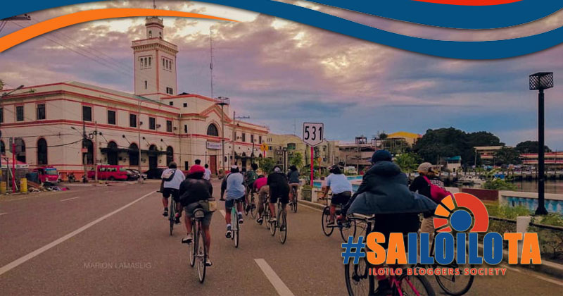 Sa Iloilo Ta: bikers pass in front of Aduana Customs House.