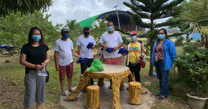 PCPC host community Barangay Nipa also received reusable masks. Receiving the donation are Barangay Nipa officials led by Nipa Barangay Captain Leobert Villaruz (4th from left).