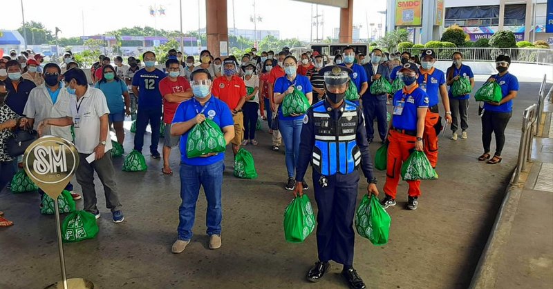 SM City giving gift packs to urban poor under their Kalinga donation drive program.