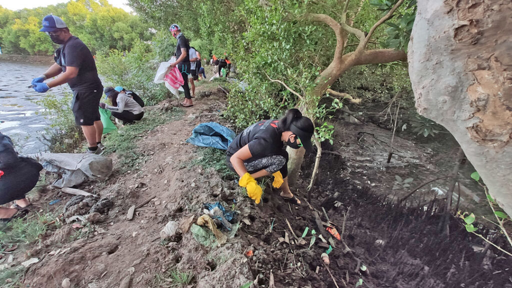 Iloilo Paddlers Club members clean the river bank