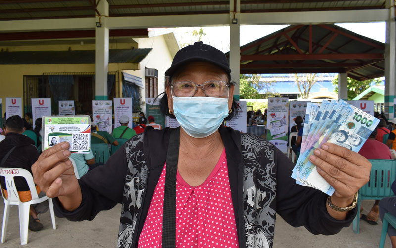 Small rice farmers in Capiz get cash grants from DA.