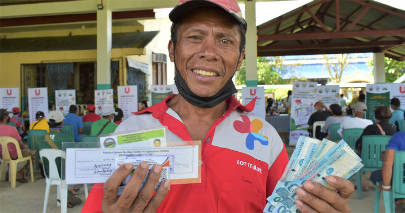 Small rice farmers in Capiz get cash grants from DA.