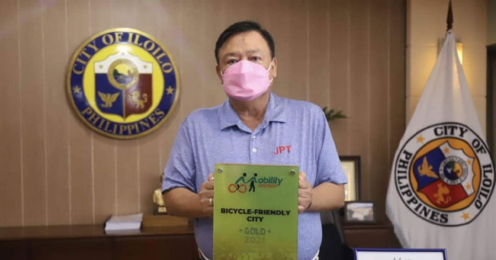 Mayor Jerry Trenas shows the Gold Award for Iloilo City as the Most Bike-Friendly City in the Philippines.