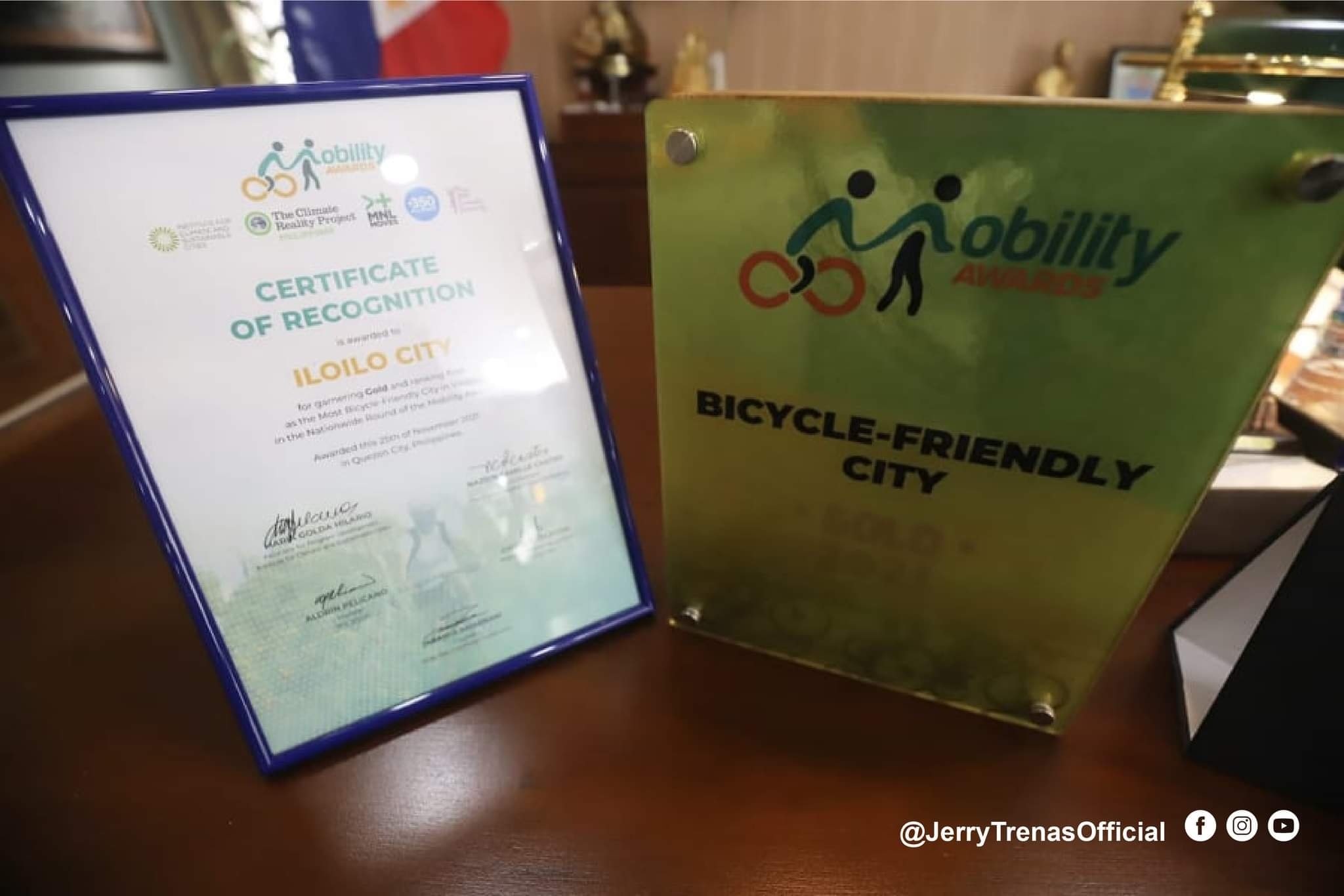 Mayor Jerry Trenas shows the Gold Award for Iloilo City as the Most Bike-Friendly City in the Philippines.