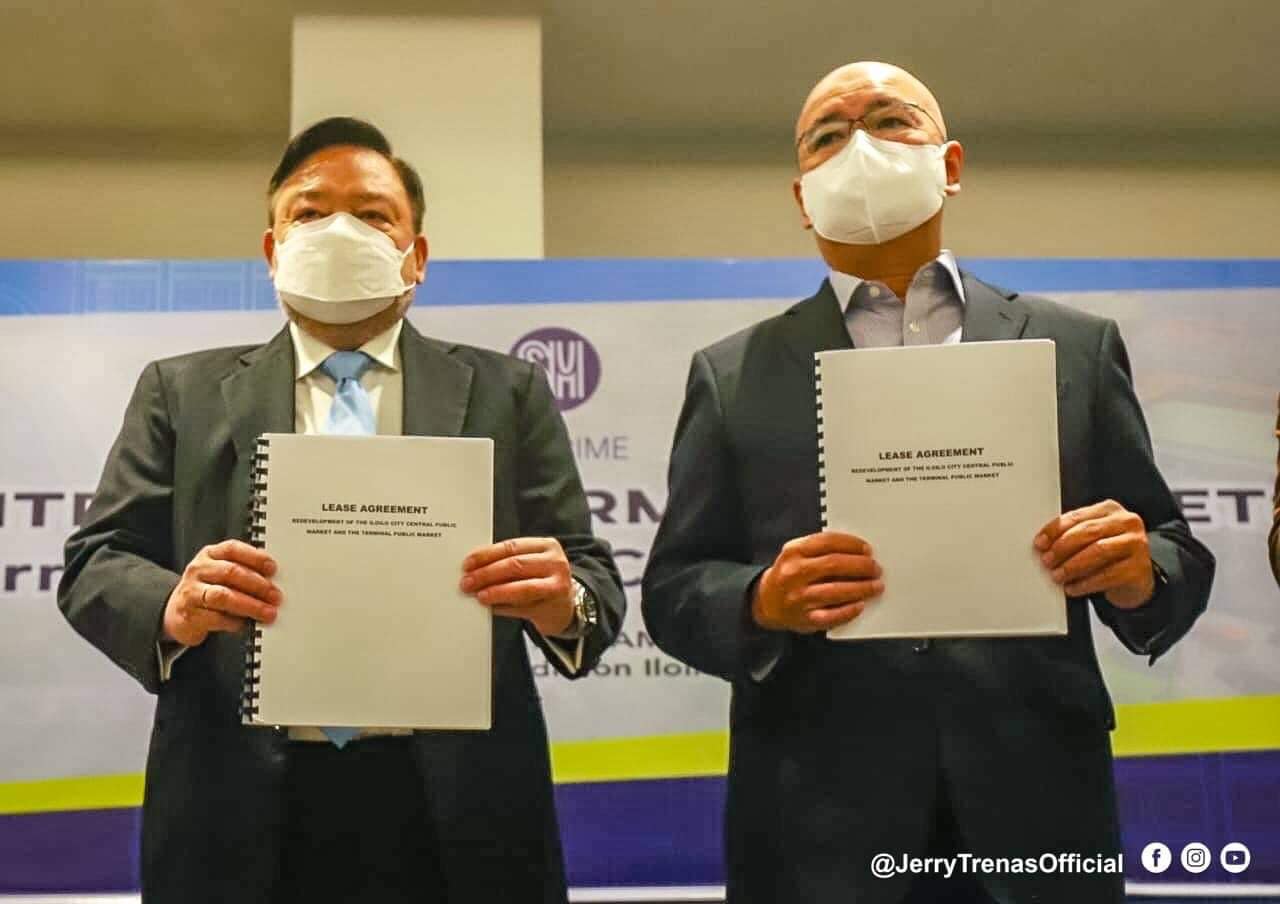 Mayor Jerry P. Trenas and SM Prime President Jeffrey Lim showing the signed lease agreement for the redevelopment of Iloilo Central and Terminal markets.