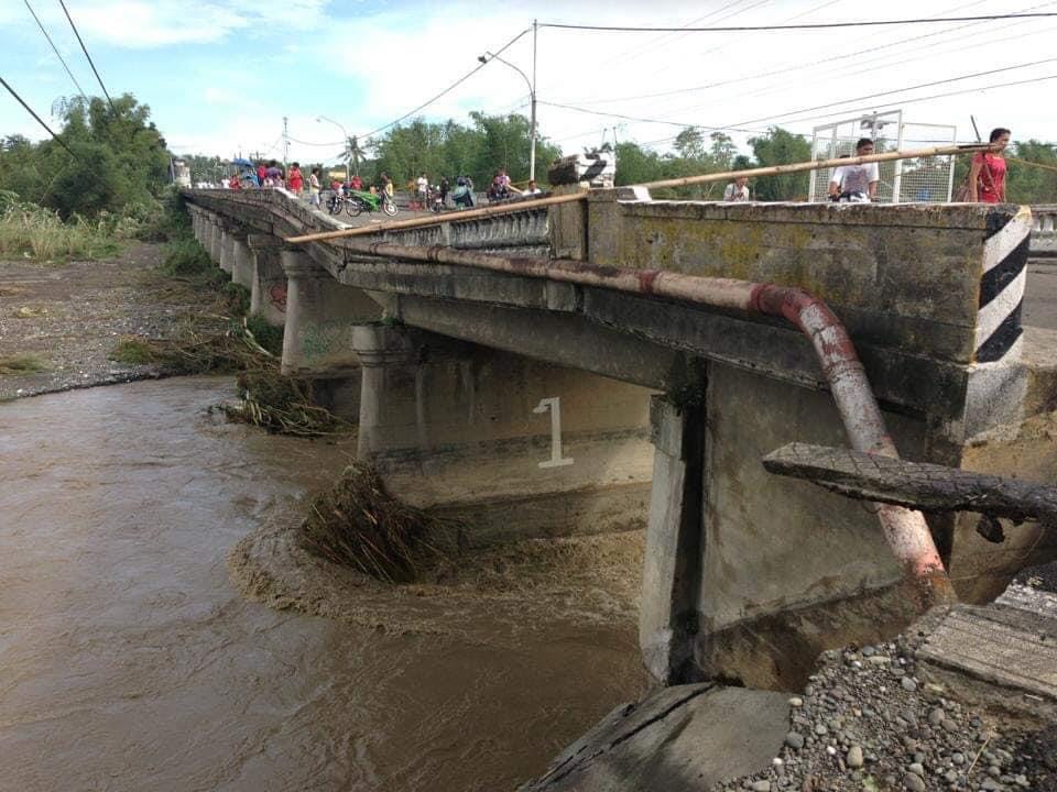 Since quite some time, motor vehicles have been routinely prohibited from crossing Pototan’s Suage Bridge, the bridge that runs parallel to the Iloilo-Capiz road in front of the West Visayas State University-Pototan Campus. The reason why? It seems like it constantly needs repairs.