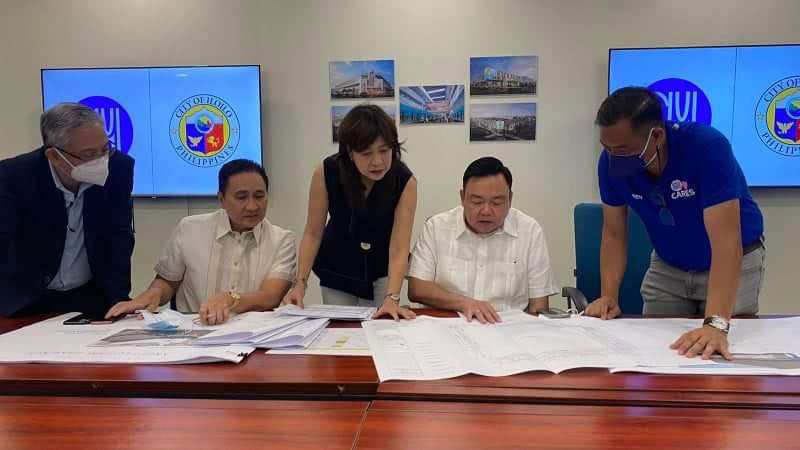 Mayor Jerry Trenas goes over the proposed design and concept of two major markets which will be redeveloped by SM Prime.