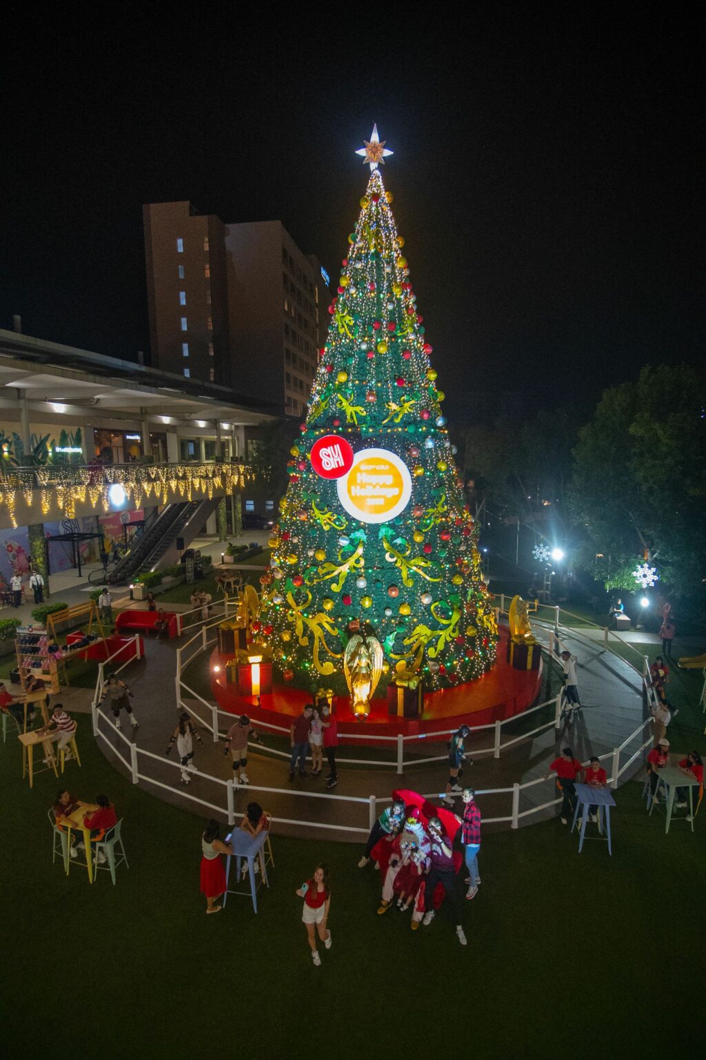 Dubbed as the tallest Christmas tree in Iloilo City, this 60-foot tree is one of SM City Iloilo’s contributions to spread the holiday cheer. Located at SM City Iloilo’s Southpoint, it features, among others, gift boxes and custom-made “Angels of Light” – a perfect backdrop for that snazzy holiday season selfie, souvenir family photo or barkada groupfie. Complementing the giant Christmas tree is a skating rink/pond where kids and the kids-at-heart can live out a delightful “Christmas at the park”.