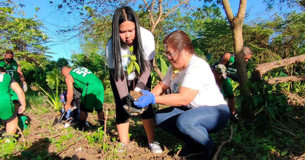 Ma. Cecilia Pe-Calunod, Asst. Vice President of Customer Care of MORE Power, led the tree planting.