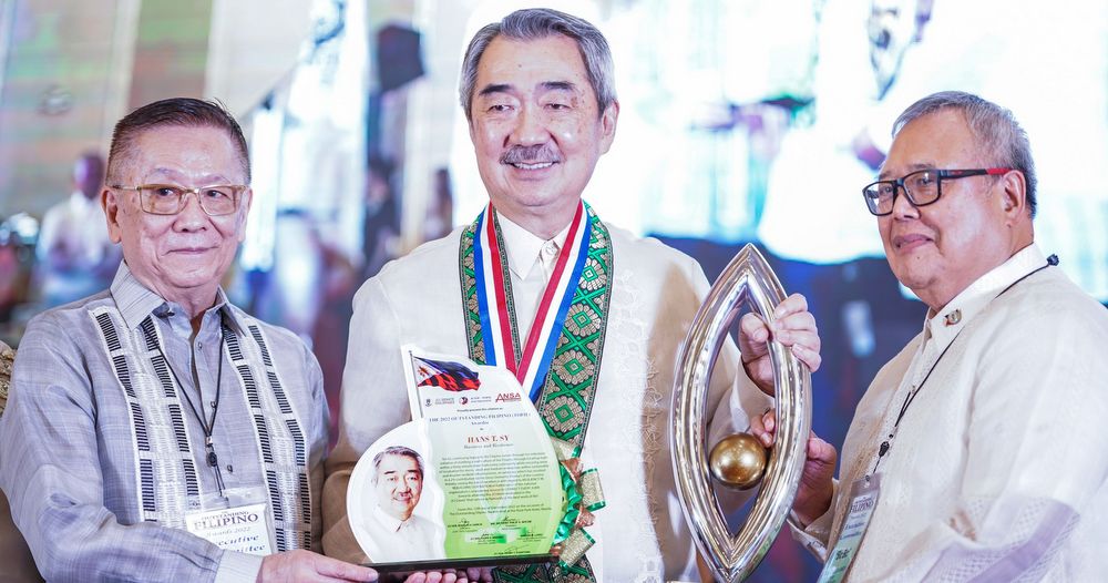 Mr. Hans T. Sy (center) accepts his TOFIL plaque and trophy from ANSA Foundation President Mr. Anthony Philip A. Nocom (left) and JCI Senate Philippines (JCISP)-TOFIL Foundation President Mr. Rogelio V. Garcia (right).