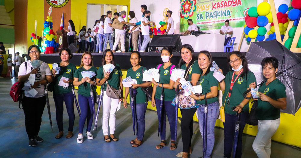 Antique governor Rhodora Cadiao gives P12,000 incentives to barangay health workers, nutrition scholars