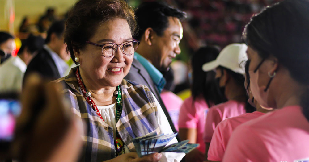 Antique governor Rhodora Cadiao gives P12,000 incentives to barangay health workers, nutrition scholars