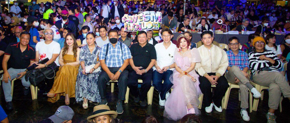 The special guests were seen enjoying the Ilomination night at SM City Iloilo with Mayor Jerry Treñas,  SM’s SVP for Operations Bien Mateo, Talent Manager Jojie Dingcong, Youtube celebrity Small Laude,veteran broadcaster Karen Davila, former senator Franklin Drilon, SM Supermalls president Steven Tan, philanthropist and influencer Tessa Prieto, eventologist Tim Yap, Manila Bulletin’s Arnel Patawaran and Chef Tibong Jardeleza,Jr. 