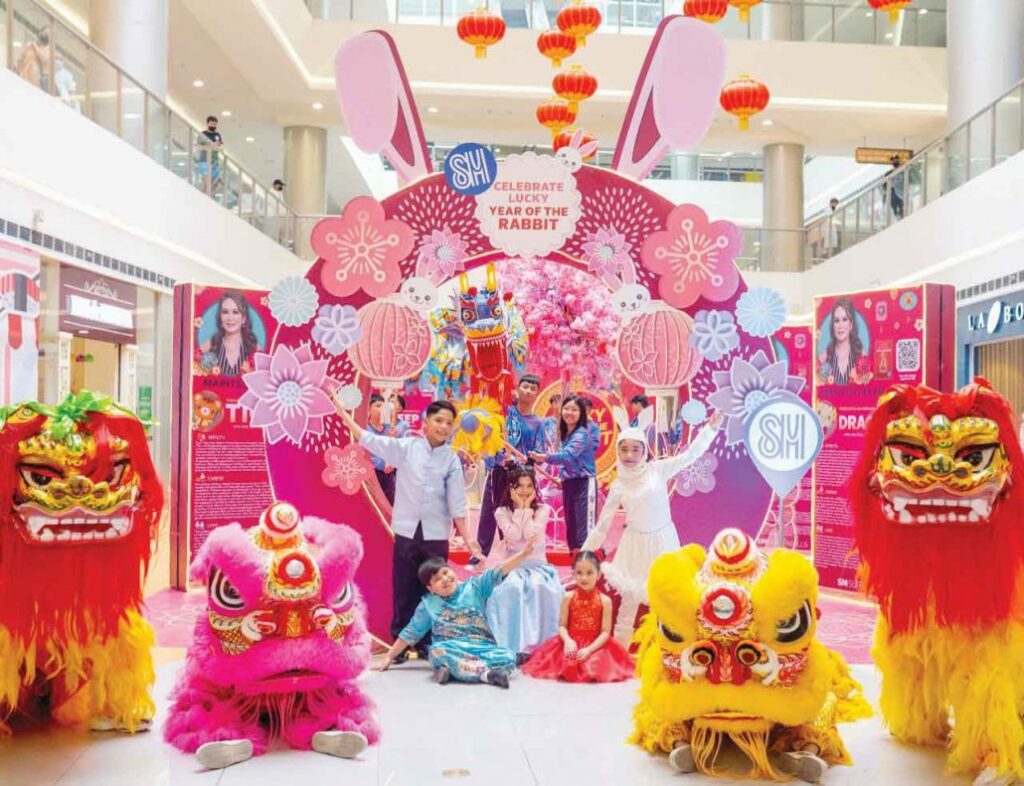 KUNG HEI FAT CHOI! SM City Iloilo is festive once again. It is hosting the Chinese New Year celebration of the Chinese-Filipino community in Iloilo City. This year’s celebration is the first face-to-face Chinese New Year fete in two years due to the COVID-19 pandemic.