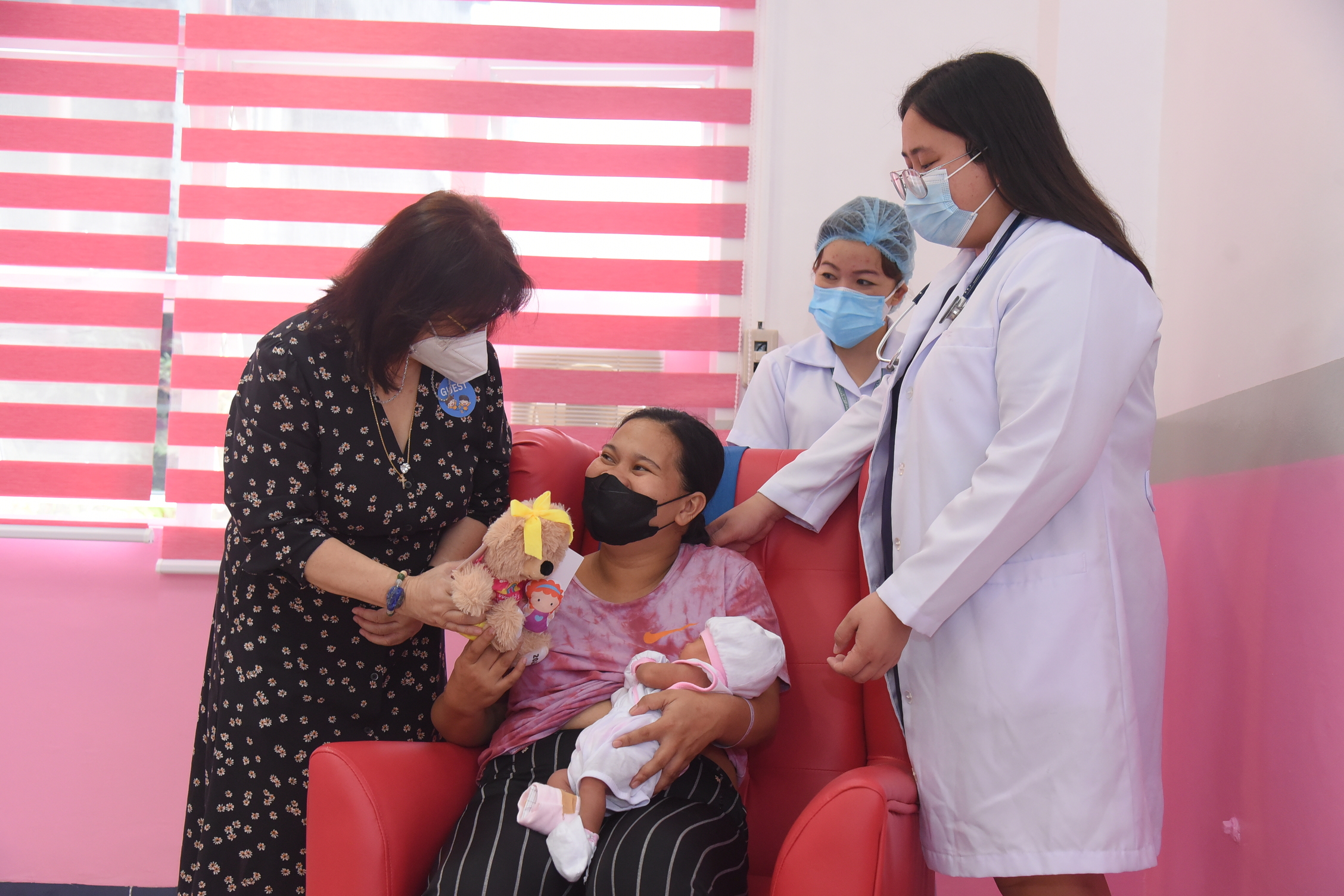 No-less than the First Lady Atty. Liza Araneta Marcos graced the turnover of the West Visayas State University Pediatric Ward together with Iloilo City Mayor Jerry Treñas, SM Foundation Inc. executive director Connie Angeles, SM Supermalls president Steven Tan, WVSU President Dr. Joselito Villaruz, WVSU Hospital director Dr. Dave Endel R. Gelito, III, hospital staff and patients.