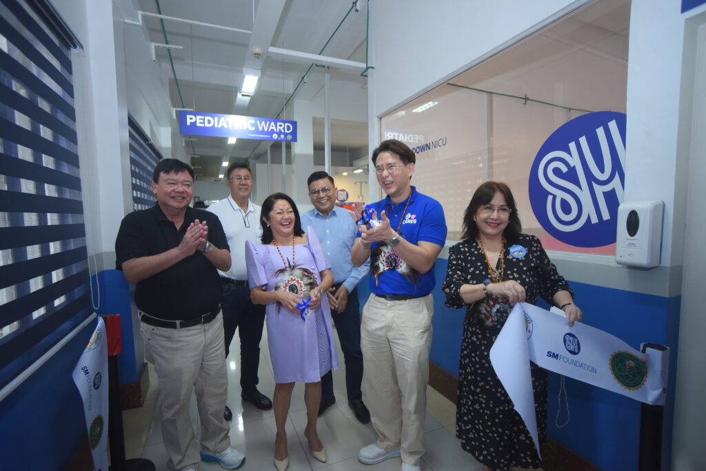 First Lady Atty. Liza Araneta Marcos joins the turnover of the West Visayas State University Medical Center Pediatric Ward which was refurbished by SM Foundation Inc. Joining her are Iloilo City Mayor Jerry Treñas, SM Supermalls president Steven Tan, SM Foundation, Inc. executive director Connie Angeles, WVSU President Dr. Joselito Villaruz and WVSU Hospital director Dr. Dave Endel R. Gelito, III, MD.