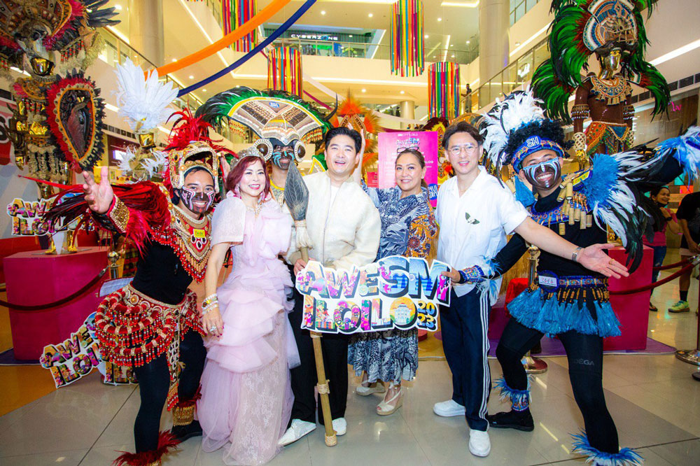 Hala Bira! Lifestyle columnist Tessa Prieto, TV Personality Tim Yap and broadcaster Karen Davila at the Dinagyang Exhibit with SM Supermalls president Steven Tan.