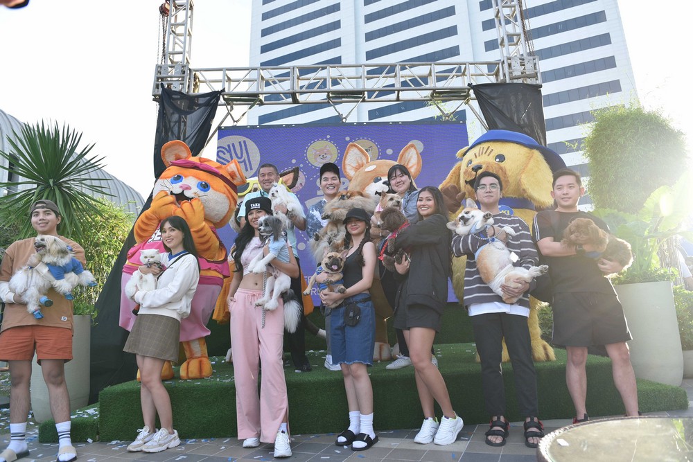 Hosted by dog influencers Show Suzuki and Gonta (first row, center), the Super Pets Club launch at the Skypark of SM Aura Premier was well attended by proud fur moms and dads who brought along their furbabies. (Top row): SM SVP for Marketing Jon Jon San Agustin (left) with his fur baby, Logan, and Super Pets Club project lead Hannah Carinna Sy and her buddy Katsu; Second row: Influencers and pet lovers Kyle Jimenez and his shih -tzu bestfriend, Princess Velasco with her napoleon cat, Olaf, Alex Camus with Stardust, Kim Velasco and Fendi, RV Cuarto and his adorable corgi, and Sylver Sy with P-chan.