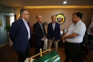 Iloilo City Mayor Jerry P. Trenas with top executives of Lopez-owned First Balfour