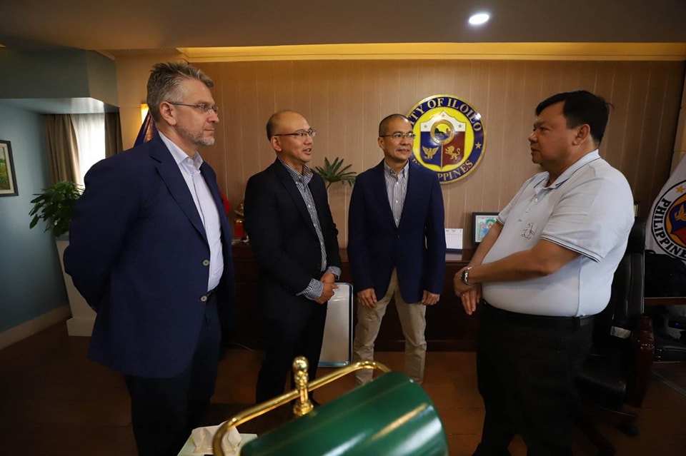 Iloilo City Mayor Jerry P. Trenas with top executives of Lopez-owned First Balfour