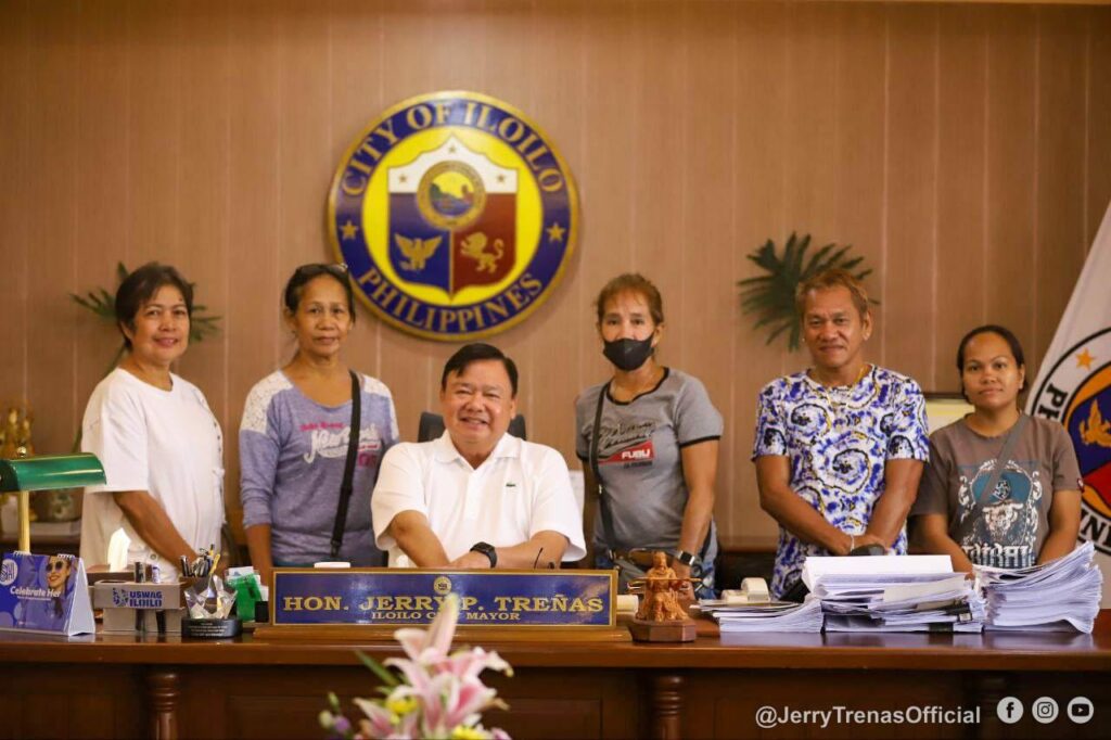 Cash aid to beneficiaries in Iloilo City