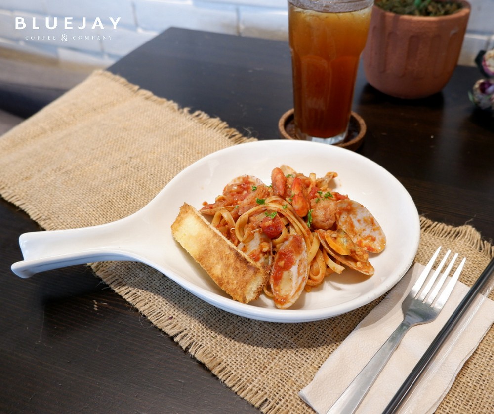 Bluejay Coffee’s best seller Seafood Marinara. Check out its other mouthwatering pasta dishes. Like and follow its Facebook page at bluejaycoffeeiloilo
