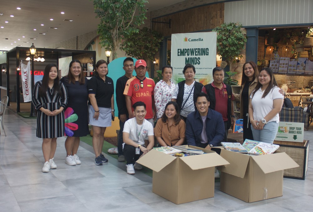 Book Drive Organization beneficiaries posed for a photo with Vista Estates’ Division Head, Ms. Lily Donasco, and Vista Land team during the Book Drive turnover ceremony.
