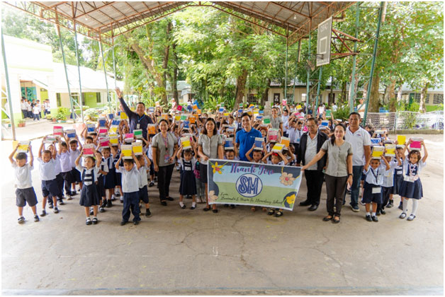 SM Store Corporate Social Responsibility through SM Store Bacolod donated hundreds of school kits to Illuminado Nessia Elementary School in Bacolod City. From left, Mr. Willie Gamboa-Branch Manager of SM Store Bacolod, Ms. Corazon Alfiscar-Principal of Illuminado Nessia Elementary School, (center) Mr. Aries Pineda-Sr. Manager of SM Store Corporate Social Responsibility, Mr. Pete Galimba-Asst Schools Division Superintendent of DepEd Bacolod and Mr. Celestino Nifras Jr-Sr. Education Specialist of DepEd Bacolod.