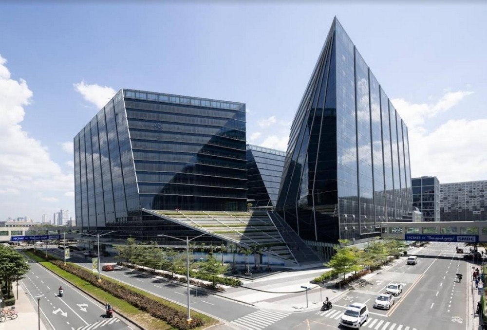 Balancing iconic modern aesthetic with environmentally sound practice: The FourE-Com Center, located in the SM Mall of Asia Complex, draws inspiration from crystal formations with its three adjacent rhombic towers.