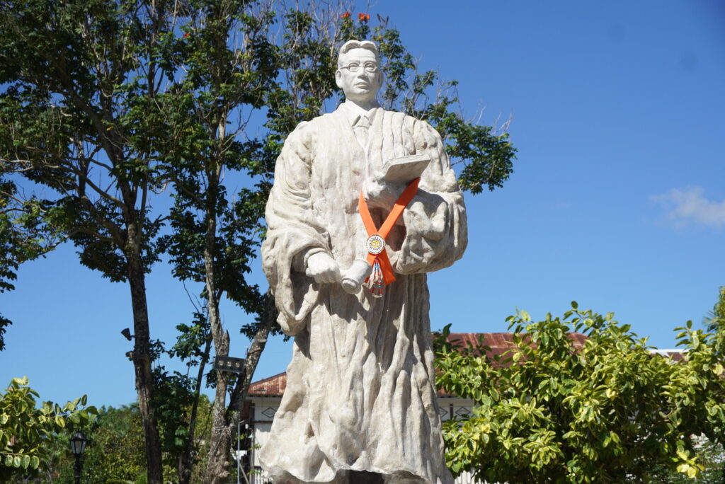 Avanceña statue