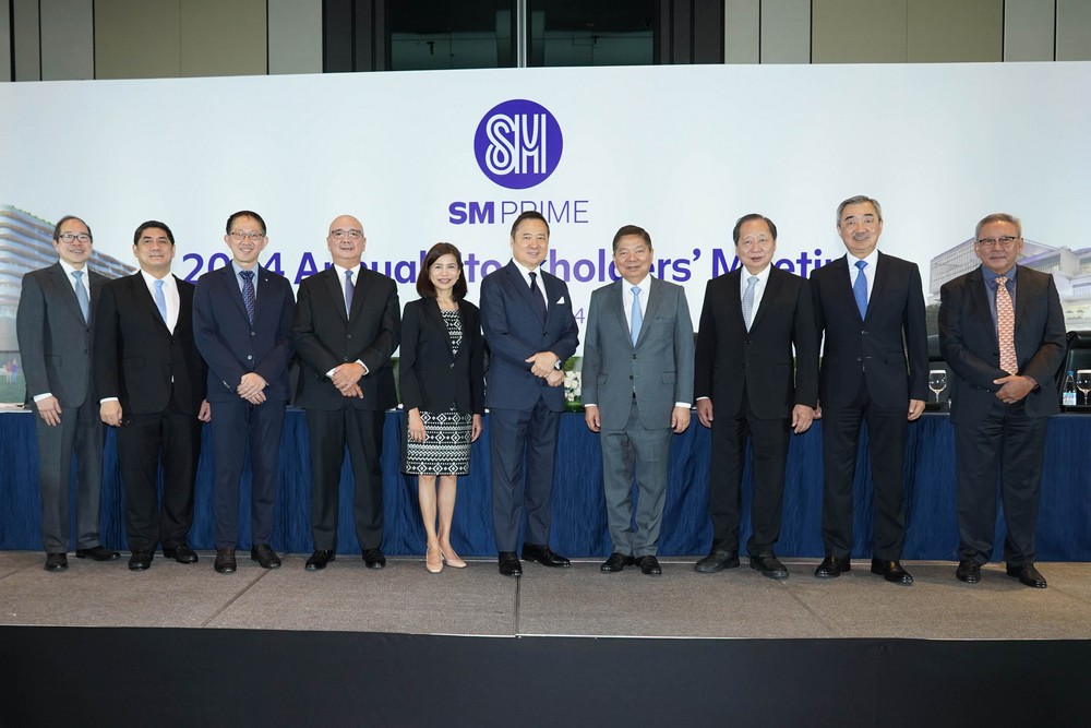 SM Prime’s (L-R): Assistant Corporate Secretary Arthur Sy, Corporate Secretary Atty. Elmer Serrano, Chief Finance Officer and Chief Compliance Officer John Nai Peng Ong, President Jeffrey Lim, Independent Director Atty. Darlene Marie Berberabe, Chairman of the Board Henry Sy Jr., Vice Chairman and Lead Independent Director Amando Tetangco Jr., Non-Executive Director Herbert Sy, Chairman of the Executive Committee Hans Sy, and Non-Executive Director Jorge Mendiola