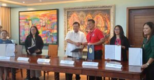 Mayor Jerry Trenas and DSWD-6 director Carmelo Nochete