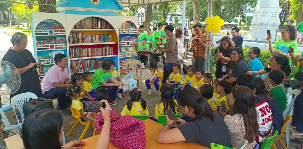 jaro plaza outdoor library